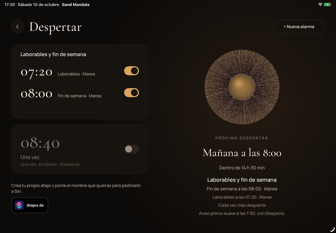 La pantalla de alarmas, con el próximo despertar y un cuenco con su arena.